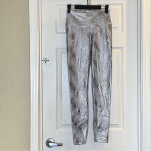 Peloton Show Up Silver Foil Printed Athletic Leggings Size Medium